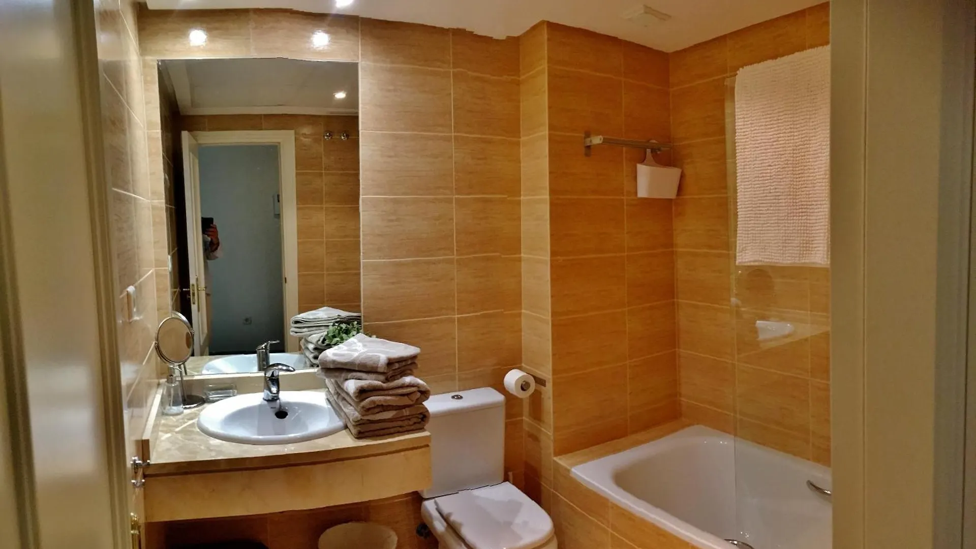 Apartment Puerto Bbanus Beaches And Marina, Playground The Rich & Famous, Is Only 1Km Walk Away Marbella
