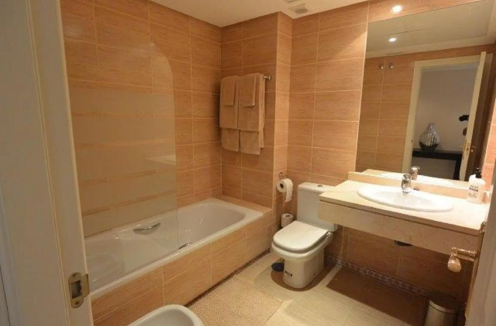 Apartment Puerto Bbanus Beaches And Marina, Playground The Rich & Famous, Is Only 1Km Walk Away Marbella